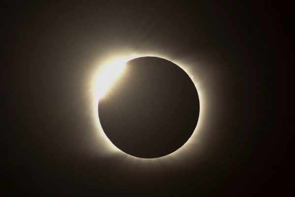 El efecto de anillo de diamantes se observa durante el eclipse solar total de Piedra del Aquila, provincia de Neuquén, Argentina, el 14 de diciembre de 2020. (Foto de RONALDO SCHEMIDT / AFP a través de Getty Images).