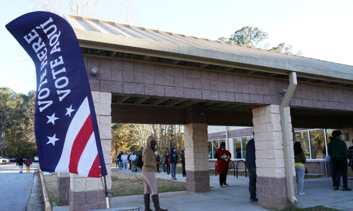Los votantes hacen cola para emitir sus votos durante el primer día de votación anticipada en la segunda vuelta del Senado de los EE.UU. en el Parque Lenora en Atlanta, Georgia, el 14 de diciembre de 2020. (Tami Chappell/AFP vía Getty Images)