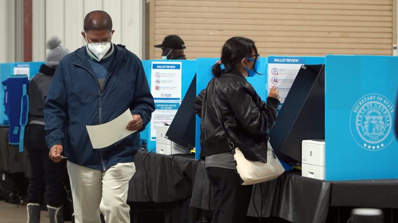 Los votantes de Georgia marcan sus boletas durante el primer día de votación anticipada en la segunda vuelta del Senado de los Estados Unidos en el recinto ferial del condado de Gwinnett, el 14 de diciembre de 2020, en Atlanta, Georgia. (Tami Chappell/AFP a través de Getty Images)
