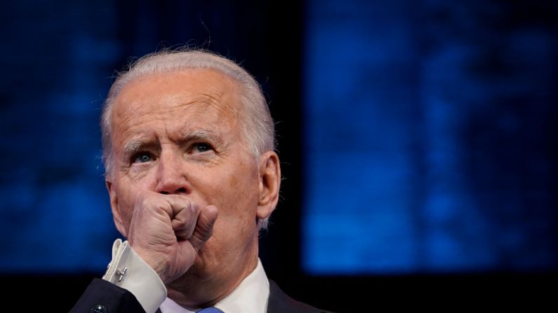 El candidato presidencial Joe Biden, habla sobre el proceso de certificación de votos del Colegio Electoral en el teatro The Queen el 14 de diciembre de 2020 en Wilmington, Delaware. (Drew Angerer/Getty Images)
