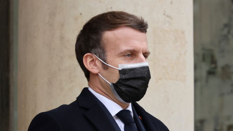 Una foto tomada el 16 de diciembre de 2020 muestra al presidente francés Emmanuel Macron dirigiéndose a la prensa a la llegada del primer ministro portugués para un almuerzo de trabajo en el palacio presidencial del Elíseo en París. (Foto de THOMAS COEX / AFP a través de Getty Images)