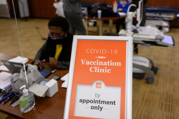 Un cartel que anuncia el comienzo de las inmunizaciones contra COVID-19 en el Centro Médico de Pittsburgh VA el 17 de diciembre de 2020 en Pittsburgh, Pennsylvania (EE.UU.). (Foto de Jeff Swensen / Getty Images)