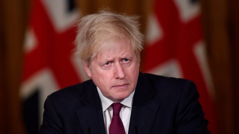 El primer ministro británico, Boris Johnson, habla durante una conferencia de prensa en respuesta a la situación actual con la pandemia de la enfermedad del COVID-19, dentro del número 10 de Downing Street el 19 de diciembre de 2020 en Londres, Inglaterra. (Foto de Toby Melville - WPA Pool / Getty Images)