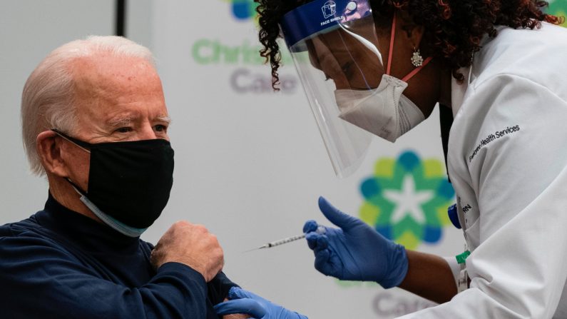 El candidato presidencial demócrata, Joe Biden, recibe la vacuna contra el COVID-19 en el campus de Christiana Care en Newark, Delaware, el 21 de diciembre de 2020. (ALEX EDELMAN/AFP a través de Getty Images)
