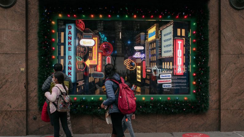 Los compradores caminan frente a las ventanas navideñas en Midtown, Manhattan el 24 de diciembre de 2020 en la ciudad de Nueva York (EE.UU.). (Foto de Scott Heins / Getty Images)