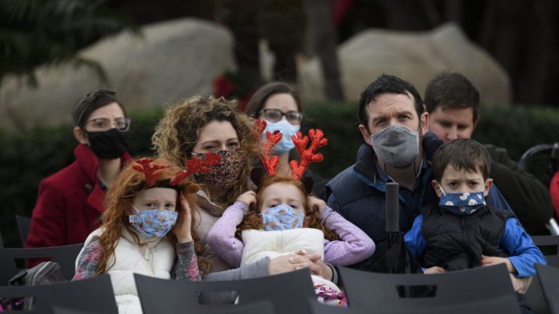 Una familia usa mascarillas protectoras en Garden Grove, California, el 24 de diciembre de 2020. (Patrick T. Fallon / AFP vía Getty Images)
