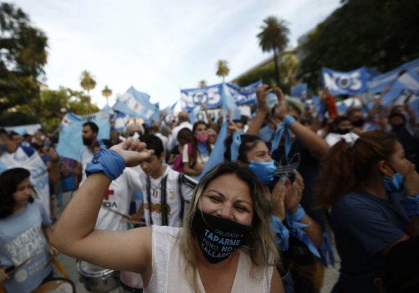 La gente se manifiesta contra el aborto en Buenos Aires (Argentina), el 28 de diciembre de 2020, mientras el Senado de Argentina se prepara para votar un proyecto de ley que legalizaría la práctica. (Foto de EMILIANO LASALVIA / AFP a través de Getty Images)