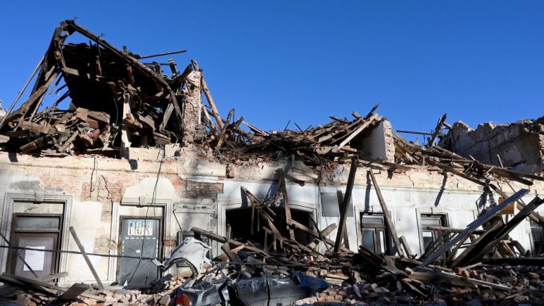 Esta fotografía tomada el 29 de diciembre de 2020 muestra los restos de un automóvil y edificios dañados en Petrinja, a unos 50 km de Zagreb (Croacia), después de que la ciudad fuera azotada por un terremoto de magnitud 6.2. (Foto de DENIS LOVROVIC / AFP a través de Getty Images)