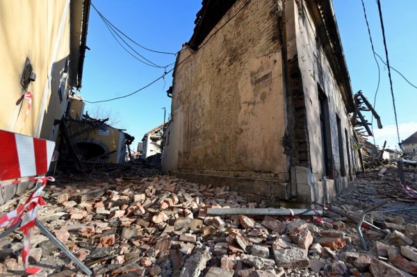 Esta fotografía tomada el 29 de diciembre de 2020 muestra edificios dañados en Petrinja, a unos 50 kilómetros de Zagreb (Croacia), después de que la ciudad fuera azotada por un terremoto de magnitud 6.2. (Foto de DENIS LOVROVIC / AFP a través de Getty Images)