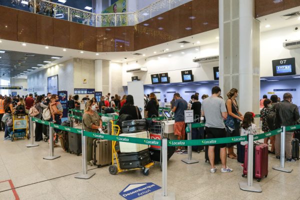 Los pasajeros esperan en fila en la sala de salidas del aeropuerto Santos Dumont durante los días previos a la víspera de Año Nuevo el 30 de diciembre de 2020 en Río de Janeiro, Brasil. (Foto de Andre Coelho / Getty Images)
