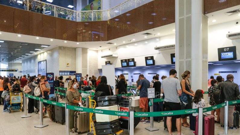 Los pasajeros esperan en fila en la sala de salidas del aeropuerto Santos Dumont durante los días previos a la víspera de Año Nuevo el 30 de diciembre de 2020 en Río de Janeiro, Brasil. (Andre Coelho/Getty Images)