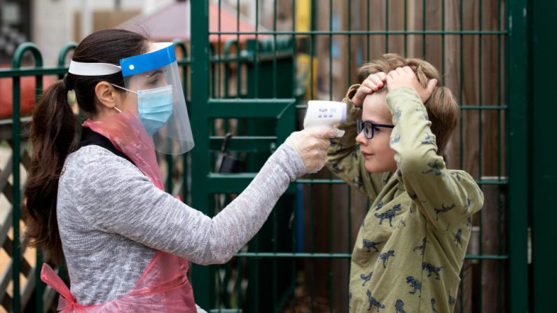 Una personal toma la temperatura de un niño en la escuela de Shortland de Harris Academy el 4 de junio de 2020 en Londres, Inglaterra. (Foto de Dan Kitwood / Getty Images)
