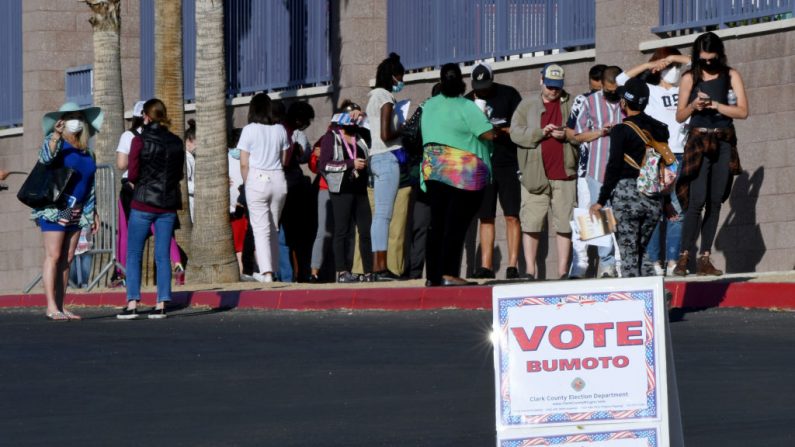 La gente hace cola para votar en el Centro Comunitario Desert Breeze el 3 de noviembre de 2020 en Las Vegas, Nevada. (Foto de Ethan Miller/Getty Images)