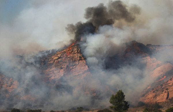 El Bond Fire arde en el área de Silverado Canyon del condado de Orange el 3 de diciembre de 2020 cerca de Irvine, California (EE.UU.). (Foto de Mario Tama / Getty Images)