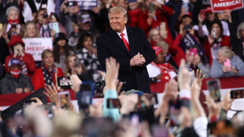 El presidente Donald Trump asiste a una manifestación para apoyar a los senadores David Perdue y Kelly Loeffler en Valdosta, Georgia, el 5 de diciembre de 2020. (Spencer Platt/Getty Images)
