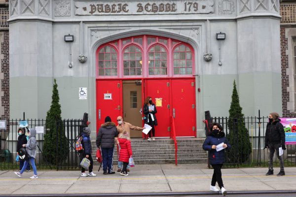 Los padres dejan a sus hijos en la escuela P.S. 179 Kensington el 7 de diciembre de 2020 en la ciudad de Nueva York (EE.UU.). El sistema de escuelas públicas de la ciudad de Nueva York se abrió para el aprendizaje en persona 10 días después de que el alcalde Bill De Blasio lo cerrara debido a un número creciente de casos positivos de COVID-19 en la ciudad. (Foto de Michael M. Santiago / Getty Images)