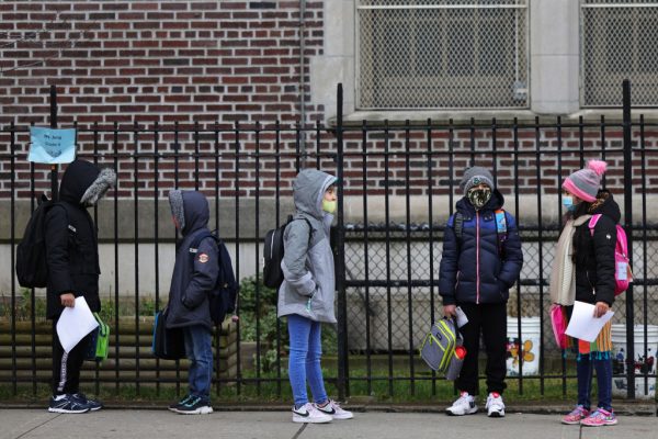 Los niños que regresan a la escuela hacen fila antes de ingresar a P.S. 179 Kensington el 7 de diciembre de 2020 en la ciudad de Nueva York (EE.UU.). (Foto de Michael M. Santiago / Getty Images)