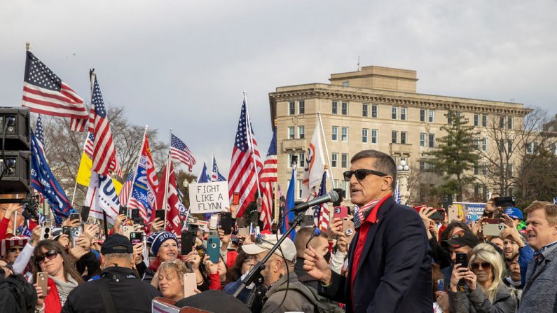 El exgeneral Michael Flynn habla durante una protesta por el resultado de las elecciones presidenciales de 2020 ante la Corte Suprema el 12 de diciembre de 2020 en Washington, DC. (Tasos Katopodis/Getty Images)