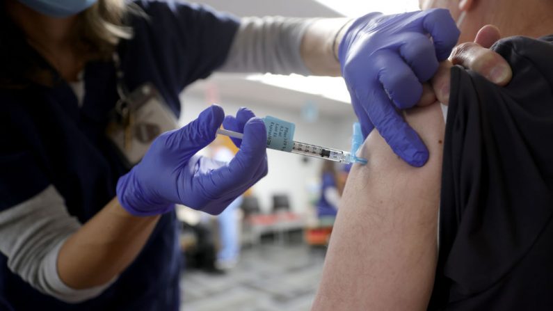 Los trabajadores médicos de primera línea reciben la vacuna Pfizer para COVID-19 en el Virginia Hospital Center, el 16 de diciembre de 2020, en Arlington, Virginia. (Win McNamee/Getty Images)