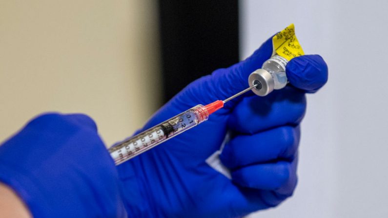 Una foto de la vacuna contra la COVID-19 de Pfizer-BioNTech tomada durante un evento de vacunación en el Kaiser Permanente Capitol Hill Medical Center, el 17 de diciembre de 2020, en Washington, D.C. (Shawn Thew-Pool/Getty Images)