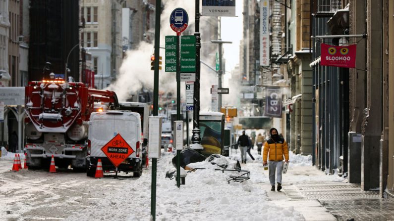 La gente camina por la nieve en Manhattan el 17 de diciembre de 2020 en la ciudad de Nueva York (EE.UU.). (Foto de Spencer Platt / Getty Images)