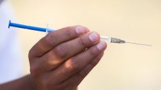 Hospital detiene vacunación contra COVID-19 después de que 4 trabajadores sufrieron reacciones