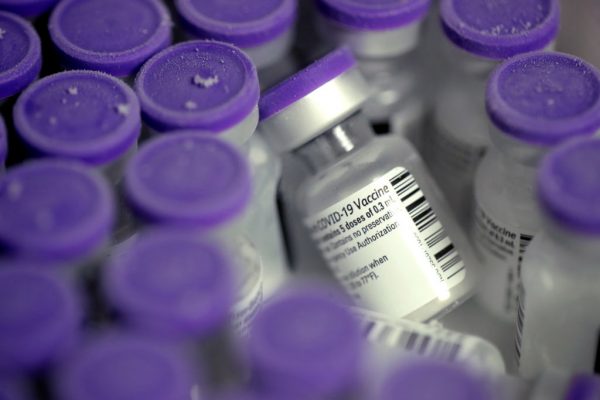 La vacuna COVID-19 se almacena a -80 grados centígrados en la farmacia del Roseland Community Hospital el 18 de diciembre de 2020 en Chicago, Illinois (EE.UU.). (Foto de Scott Olson / Getty Images)
