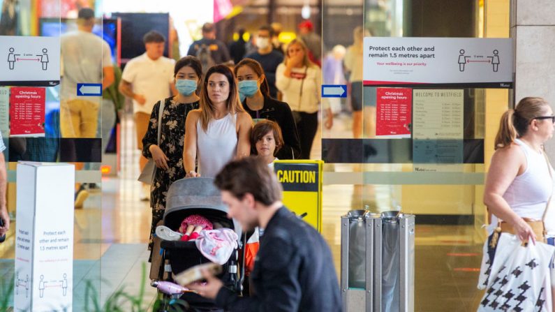 Las personas se ven en Westfield Bondi Junction el 21 de diciembre de 2020 en Sydney, Australia. (Foto de Jenny Evans / Getty Images)