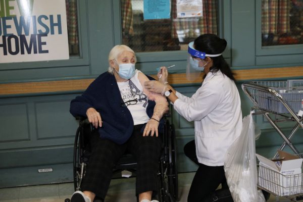 Rhoda Winkelman, residente del New Jewish Home en Manhattan, recibe la vacuna Pfizer-BioNTech contra el COVID-19 el 21 de diciembre de 2020 en la ciudad de Nueva York (EE.UU.). (Foto de Spencer Platt / Getty Images)