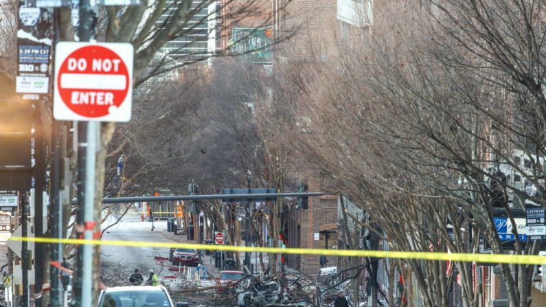 La policía bloquea un área afectada por una explosión en la mañana de Navidad, el 25 de diciembre de 2020, en Nashville, Tennessee. (Terry Wyatt/Getty Images)