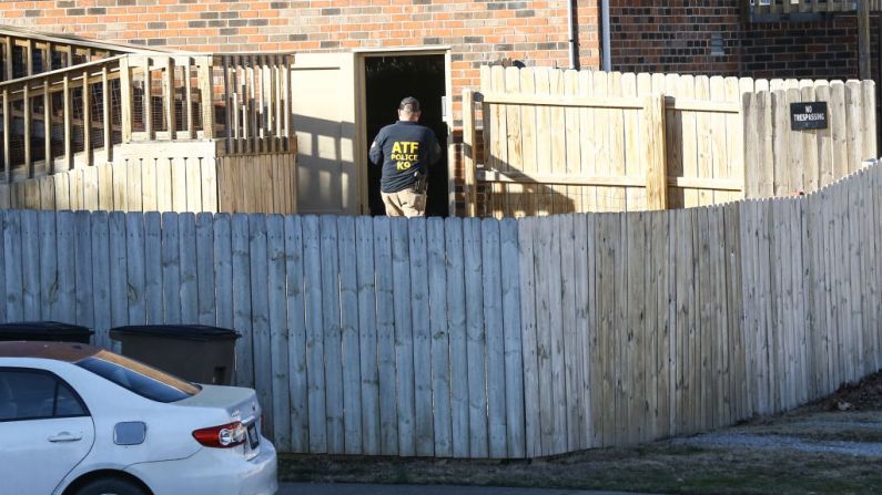 Los agentes de la ley investigan la casa de Anthony Quinn Warner, un hombre de 63 años, quien según se ha informado es sospechoso en el bombardeo de Nashville, el 26 de diciembre de 2020 en Nashville, Tennessee. (Foto de Terry Wyatt/Getty Images)