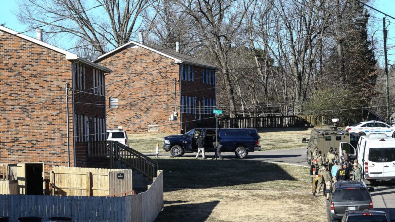 Agentes del orden investigan la casa que anteriormente pertenecía a Anthony Quinn Warner, un hombre de 63 años que, según se ha informado, es de interés en el atentado con bomba de Nashville RV, en Antioch, Tennessee, el 26 de diciembre de 2020. (Terry Wyatt / Imágenes falsas)