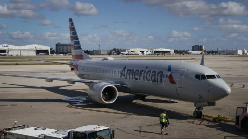 El vuelo 718 de American Airlines, un Boeing 737 Max, es retirado de su puerta en el Aeropuerto Internacional de Miami en su camino a Nueva York el 29 de diciembre de 2020 en Miami, Florida (EE.UU.). (Foto de Joe Raedle/Getty Images)
