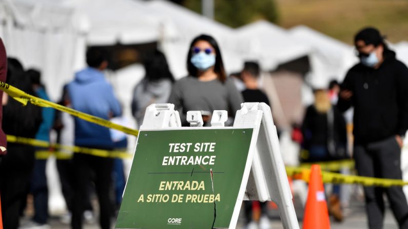La gente espera en línea en un sitio de prueba y vacunación de covid-19 en Lincoln Park el 30 de diciembre de 2020 en los Ángeles, California (EE.UU.). (Foto de Frazer Harrison / Getty Images)
