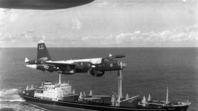 Un avión patrullero estadounidense sobrevuela un buque de carga soviético durante la crisis de los misiles en Cuba en el apogeo de la Guerra Fría en esta fotografía de 1962. (Getty Images)