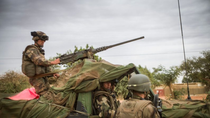 Tropas del ejército francés llegan al campo base en Sevare (Mali) el 25 de enero de 2013. (Foto de FRED DUFOUR / AFP a través de Getty Images)