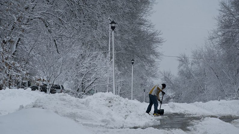 Un hombre excava la nieve después de que una tormenta de nieve azotara el medio oeste el 26 de febrero de 2013 en Merriam, Kansas (EE.UU.). (Foto de Julie Denesha / Getty Images)
