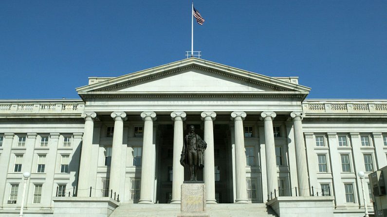 Una vista exterior del edificio del Departamento del Tesoro de Estados Unidos se muestra el 23 de febrero de 2004, en Washington, D.C. (Alex Wong/Getty Images)