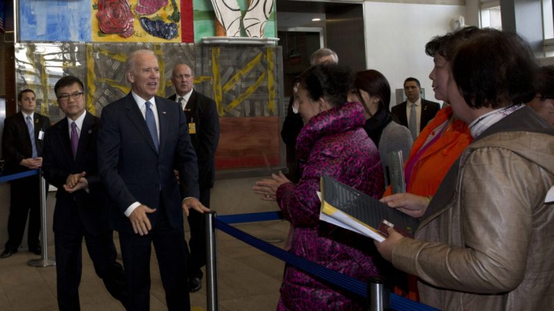 El vicepresidente de Estados Unidos, Joe Biden, se reúne con los solicitantes de visado en la Sección Consular de la Embajada de Estados Unidos en Beijing, China, el 4 de diciembre de 2013. (NG HAN GUAN/AFP vía Getty Images)
