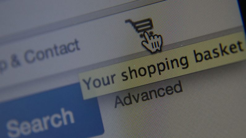 Foto ilustrativa de un portátil mostrando la cesta de compra en línea del sitio web de eBay el 11 de agosto de 2014 en Bristol, Reino Unido. (Matt Cardy/Getty Images)
