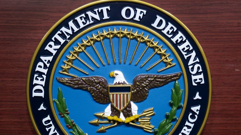 El sello del Departamento de Defensa de los Estados Unidos (DOD) en la sala de información para los medios en el Pentágono el 12 de diciembre de 2013 en Washington, DC. (PAUL J. RICHARDS/AFP a través de Getty Images)