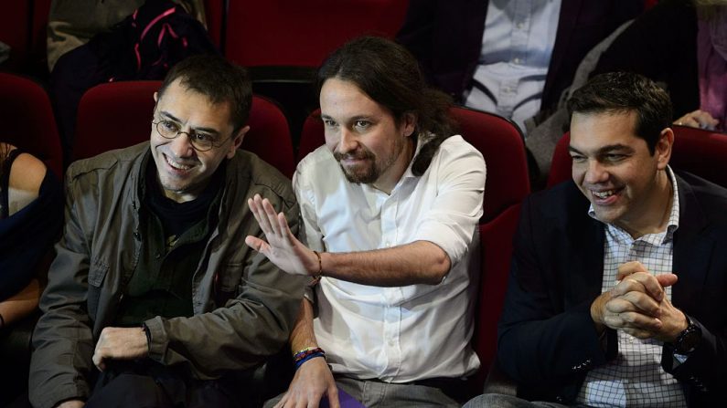 El miembro de Podemos, Juan Carlos Monedero (izquierda), el nuevo líder de Podemos que surge del movimiento "Indignados", Pablo Iglesias (centro) y el presidente de la oposición griega SYRIZA (Coalición de la Izquierda Radical) Alexis Tsipras se sientan en una reunión del partido en Madrid el 15 de noviembre de 2014. (DANI POZO/AFP a través de Getty Images)