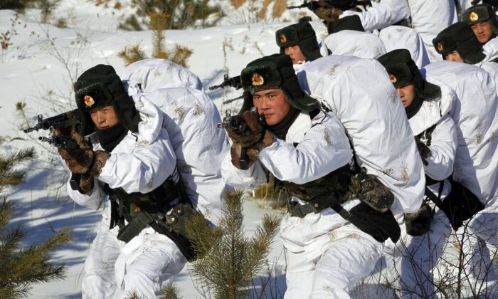 Los soldados chinos participan en una sesión de entrenamiento de invierno en Heihe, provincia de Heilongjiang, noreste de China, el 28 de enero de 2015. (STR/AFP a través de Getty Images)