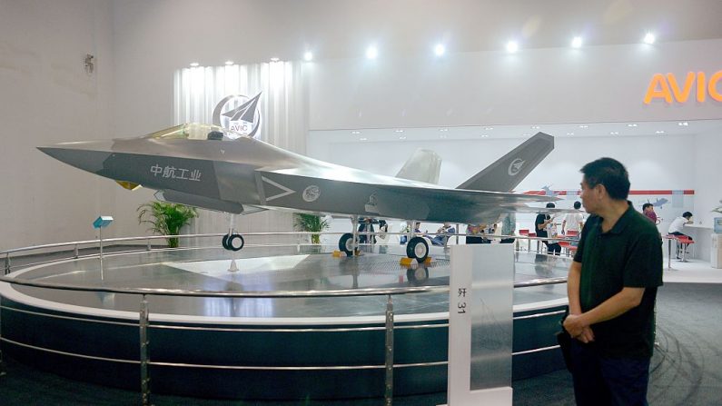 Un hombre mira un modelo de avión de combate sigiloso J-31 diseñado por la Aviation Industry Corporation of China (AVIC) en la Exposición Internacional de Aviación de Beijing el 17 de septiembre de 2015. 
 (WANG ZHAO/AFP via Getty Images)