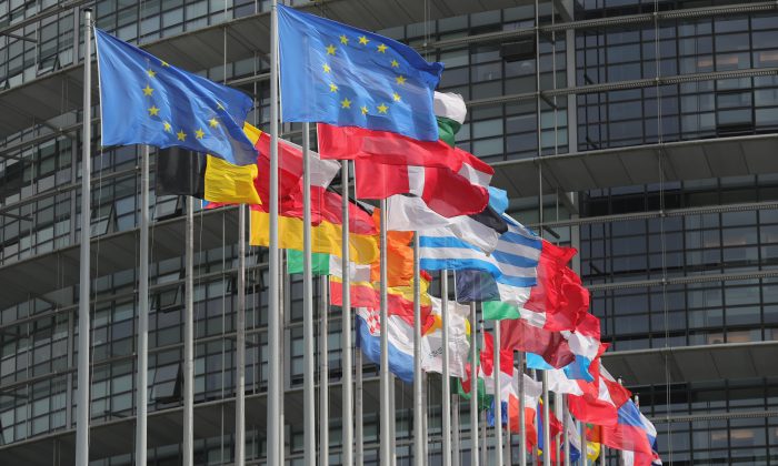 Las banderas de la Unión Europea ondean frente al Parlamento Europeo en Estrasburgo, Francia, el 11 de mayo de 2016. (Christopher Furlong/Getty Images)