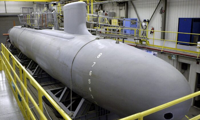 El mayor submarino no tripulado del mundo, el LSV 2 "Cutthroat" de 111 pies, se encuentra alojado en la División Carderock del Centro de Guerra de Superficie Naval, Destacamento de Investigación Acústica, en Bayview, Idaho, el 24 de agosto de 2005. (Jeff T. Green/Getty Images)