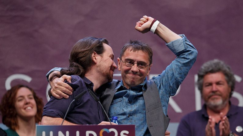 El líder y candidato del partido de la alianza de izquierda Unidos Podemos, Pablo Iglesias (iz) abraza a Juan Carlos Monedero (de) durante el mitin final previo a las elecciones generales españolas del 24 de junio de 2016 en Madrid, España. (Pablo Blazquez Dominguez/Getty Images)
