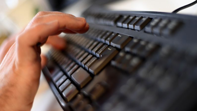 Una persona escribiendo en un teclado. (KIRILL KUDRYAVTSEV/AFP a través de Getty Images)