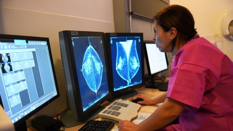 Una doctora examina los resultados de una mastografía, el 9 de octubre de 2017 en el instituto Paoli-Calmette, centro regional de lucha contra el cáncer. (ANNE-CHRISTINE POUJOULAT/AFP vía Getty Images)