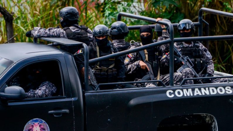Miembros del Servicio Bolivariano de Inteligencia Nacional (SEBIN) patrullan Caracas, para capturar a Oscar Pérez, el 15 de enero de 2018. (Juan Barreto/AFP vía Getty Images)
